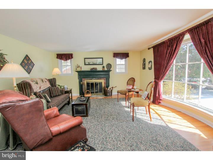 310 Kent Road Broomall, PA 19008 - Photo 11 of 24 Living Room