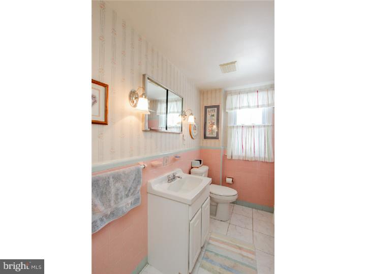 310 Kent Road Broomall, PA 19008 - Photo 17 of 24 Bathroom