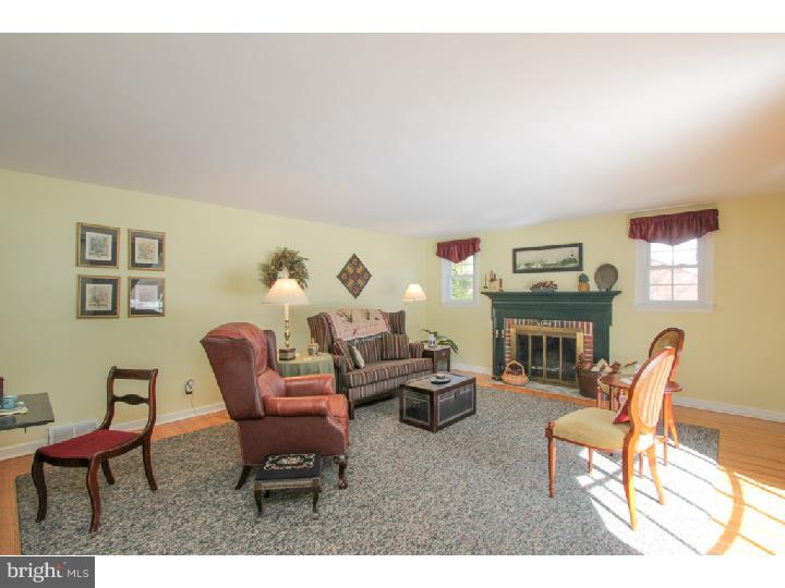 310 Kent Road Broomall, PA 19008 - Photo 3 of 24 Living Room
