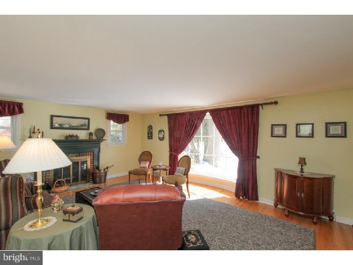 310 Kent Road Broomall, PA 19008 - Photo 10 of 24 Living Room