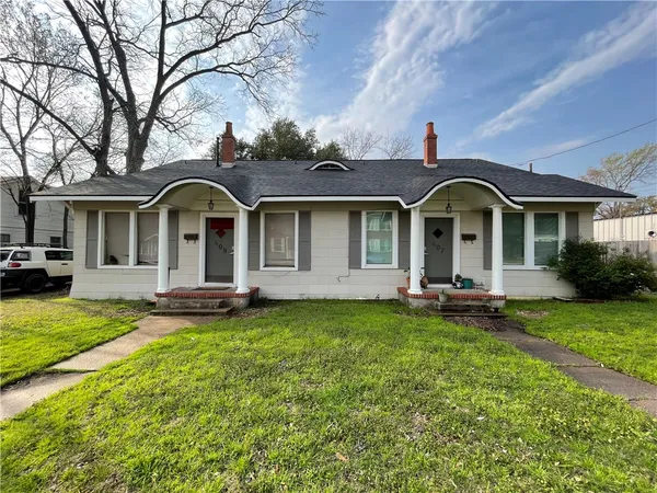 $1,300 | 409 East Pease Street, Bryan, TX 77803