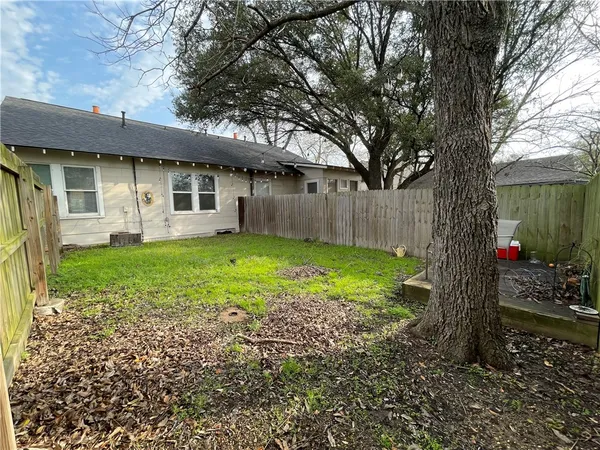 $1,300 | 409 East Pease Street, Bryan, TX 77803