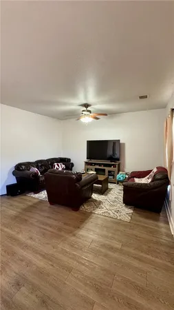 $1,300 | 409 East Pease Street, Bryan, TX 77803