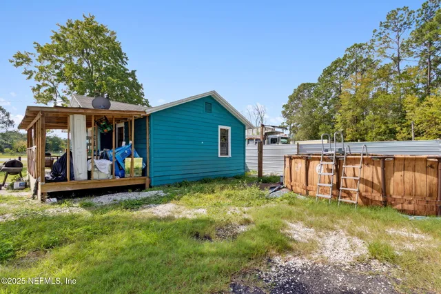 a view of a house with backyard