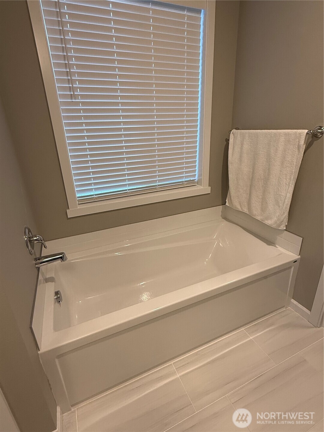 7013 South Hyton Street Cheney, WA 99004 - Photo 6 of 27 a bathroom with bathtub and next to a window