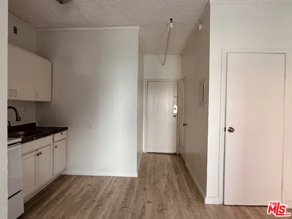 $1,200 | 920 South Hobart Boulevard, Unit 104, Los Angeles, CA 90006
