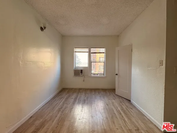 $1,200 | 920 South Hobart Boulevard, Unit 104, Los Angeles, CA 90006