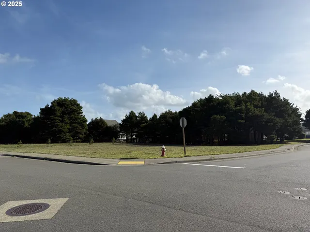 $195,000 | 2847 Spinnaker Drive, Bandon, OR 97411