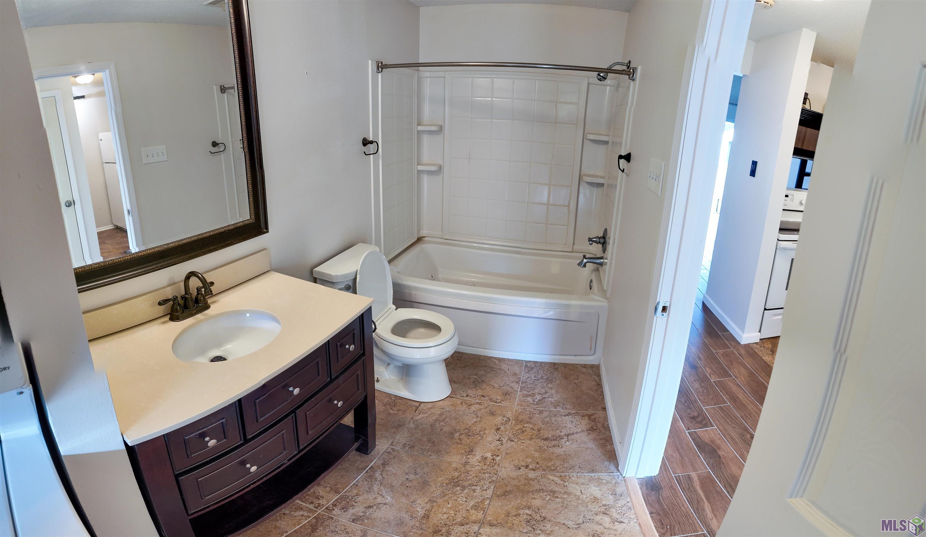 9147 Ridge Oak Drive, Unit A Baton Rouge, LA 70810 - Photo 4 of 7 Bathroom