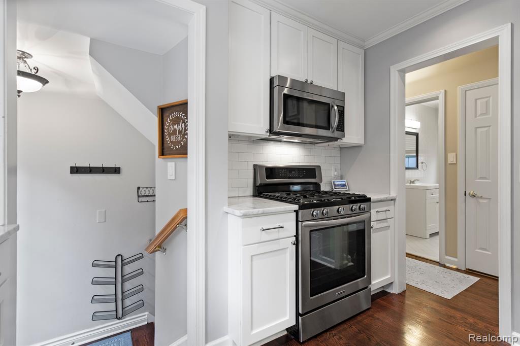 1395 Roslyn Road Grosse Pointe Woods, MI 48236 - Photo 8 of 43