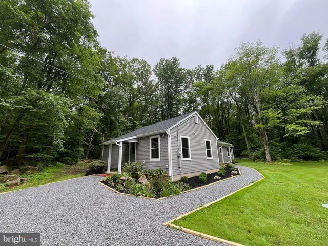 a view of a house with backyard and garden