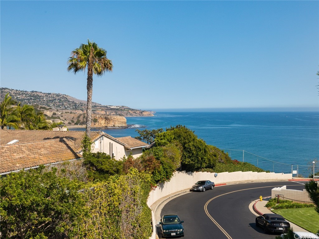 Unobstructed views of the ocean and Abalone Cove from this corner end unit in Palos Verdes Bay Club!