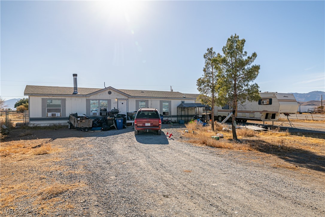 Manufactured / mobile home featuring driveway