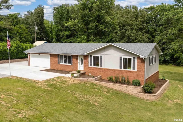 $320,000 | 180 Pinehill Lane, Harrisburg, IL 62946