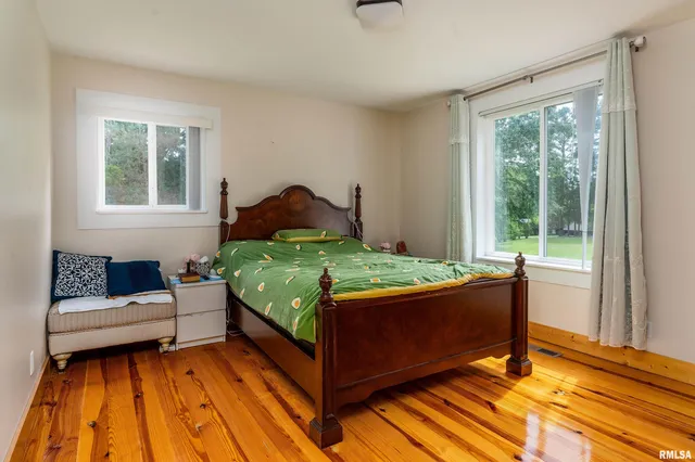 $320,000 | 180 Pinehill Lane, Harrisburg, IL 62946