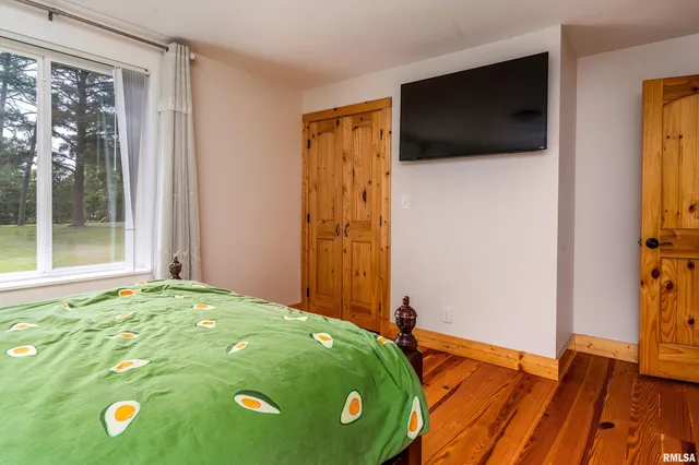 $320,000 | 180 Pinehill Lane, Harrisburg, IL 62946