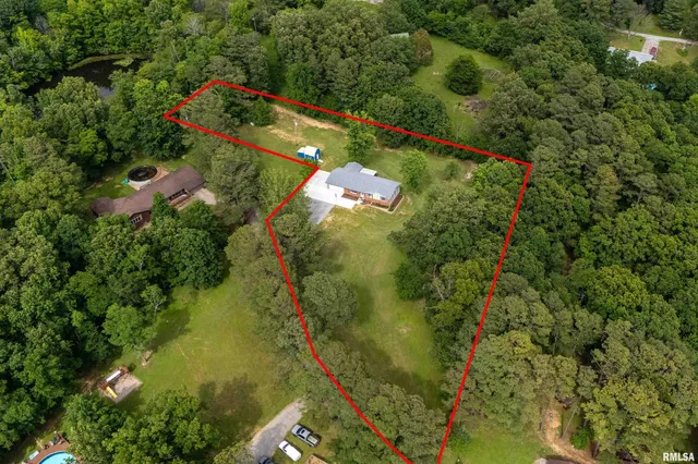 $320,000 | 180 Pinehill Lane, Harrisburg, IL 62946