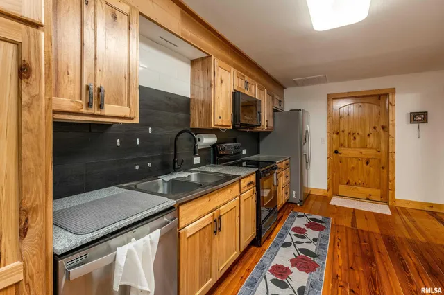 $320,000 | 180 Pinehill Lane, Harrisburg, IL 62946