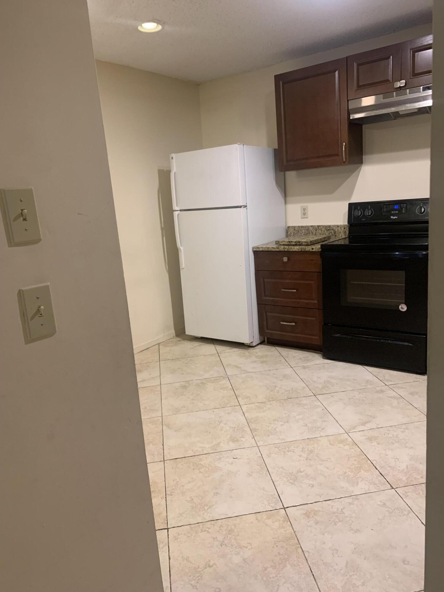 9298 Sable Ridge Circle, Unit D Boca Raton, FL 33428 - Photo 8 of 30 IMG-4261