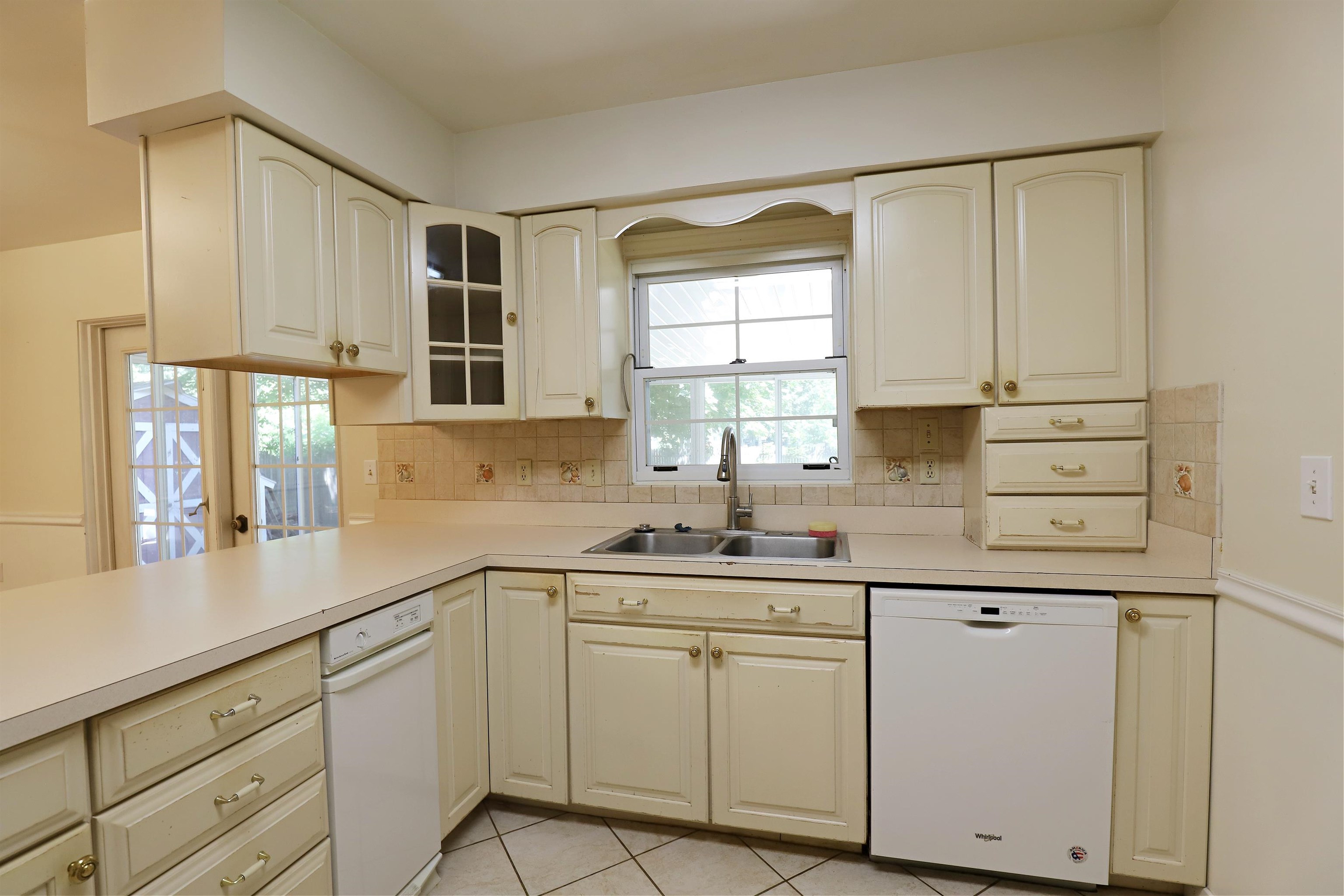1392 West Judd Road Flint, MI 48507 - Photo 12 of 26 50145155-84c594fe-1771-4255-b0ab-fc3c8e4f76da.JPG