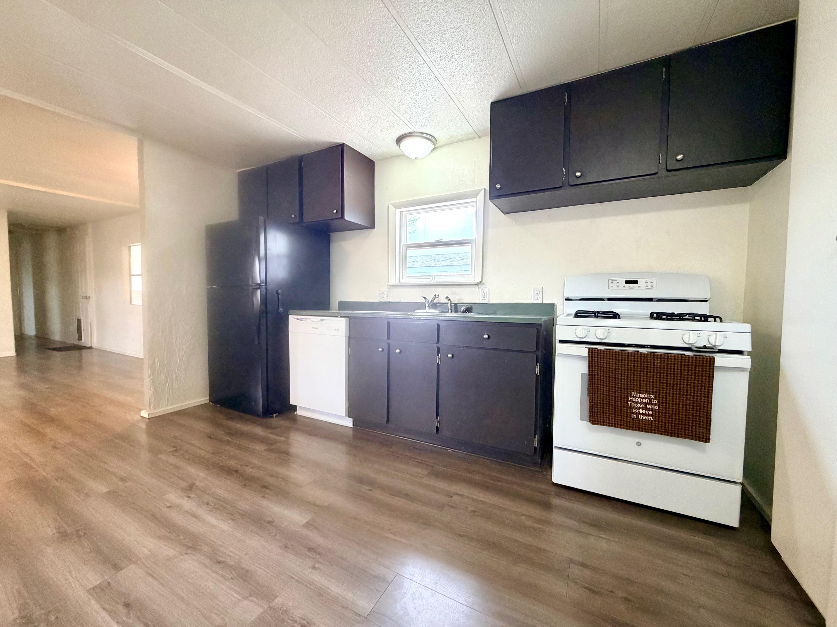585-25 25 1/2 Road, Unit 237 Grand Junction, CO 81505 - Photo 10 of 31 a kitchen with a stove and a refrigerator