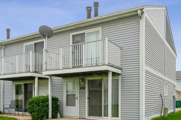 $199,000 | 430 Meadow Green Lane, Round Lake Beach, IL 60073