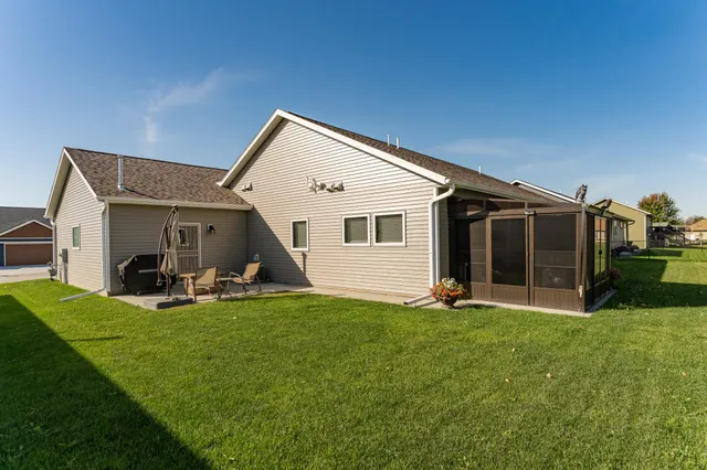 $495,000 | 250 7th Ave S East, Plainview, MN 55964