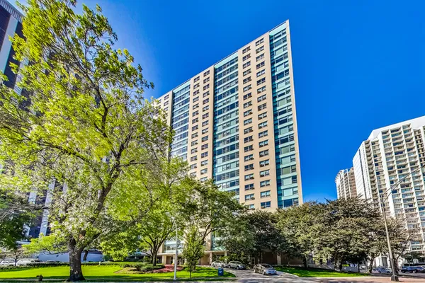 $250,000 | 3180 North Lake Shore Drive, Unit 2E, Chicago, IL 60657