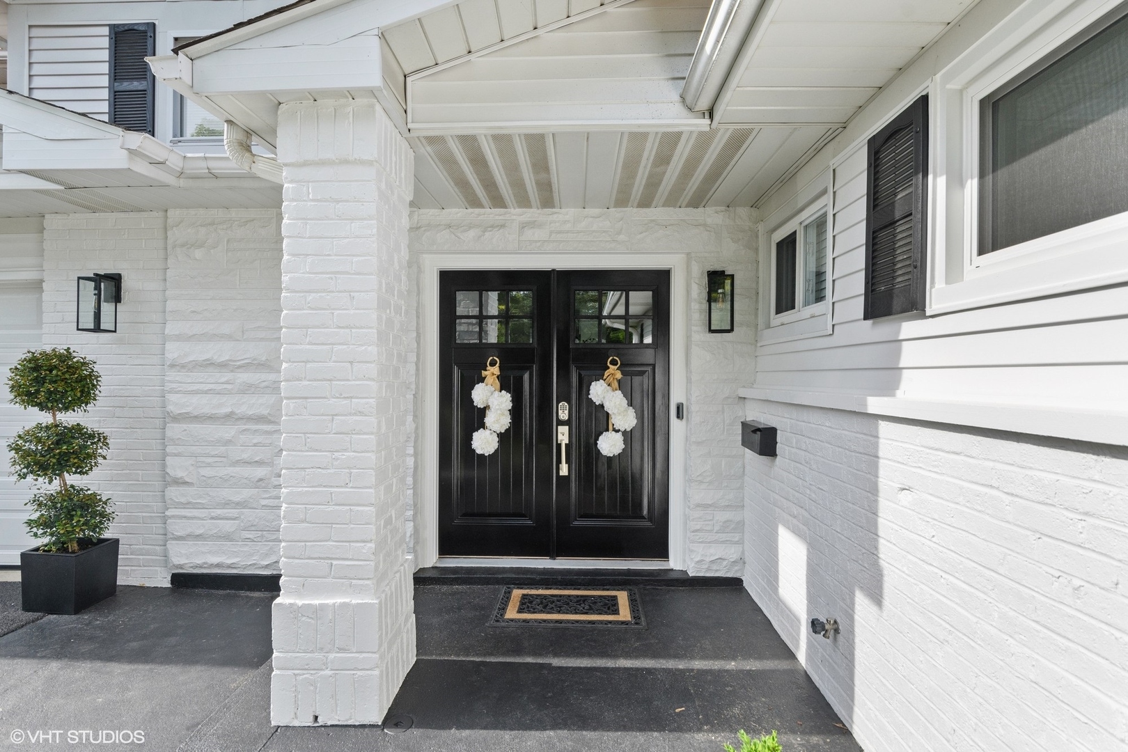 590 Old Elm Road Highland Park, IL 60035 - Photo 3 of 28 a front view of a house with a potted plant