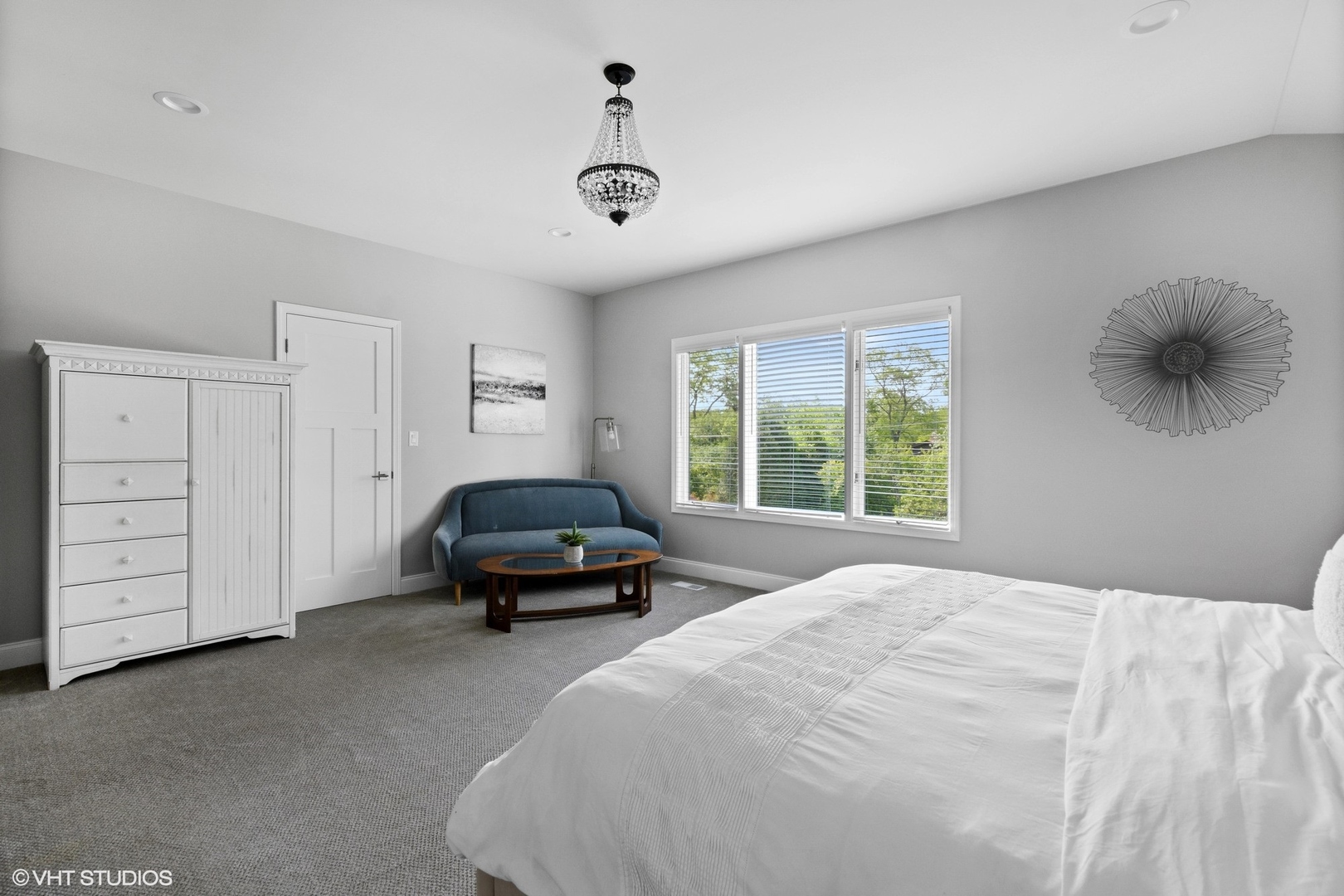 590 Old Elm Road Highland Park, IL 60035 - Photo 23 of 28 a car parked in a room