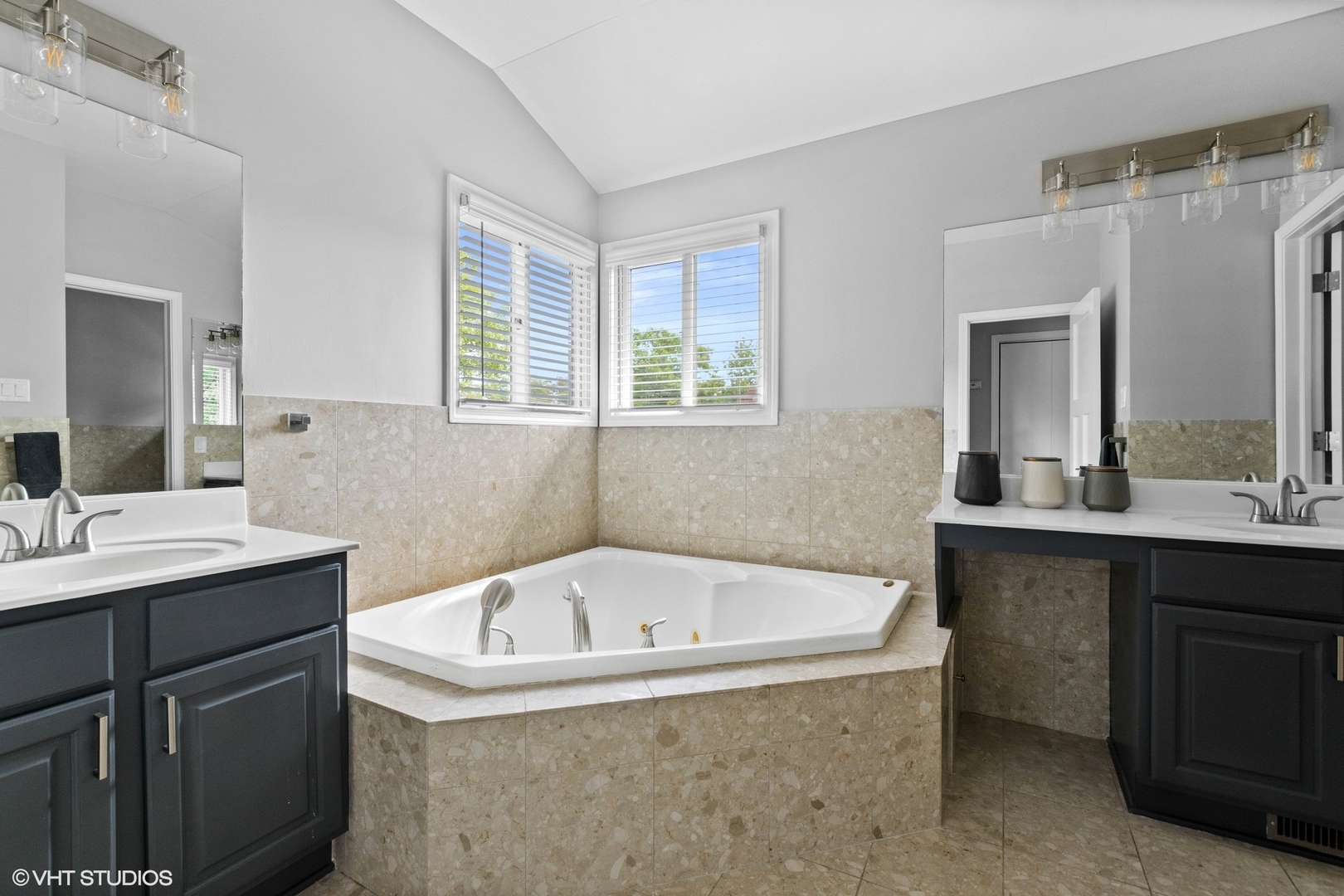 590 Old Elm Road Highland Park, IL 60035 - Photo 24 of 28 a bathroom with a bathtub sink and mirror