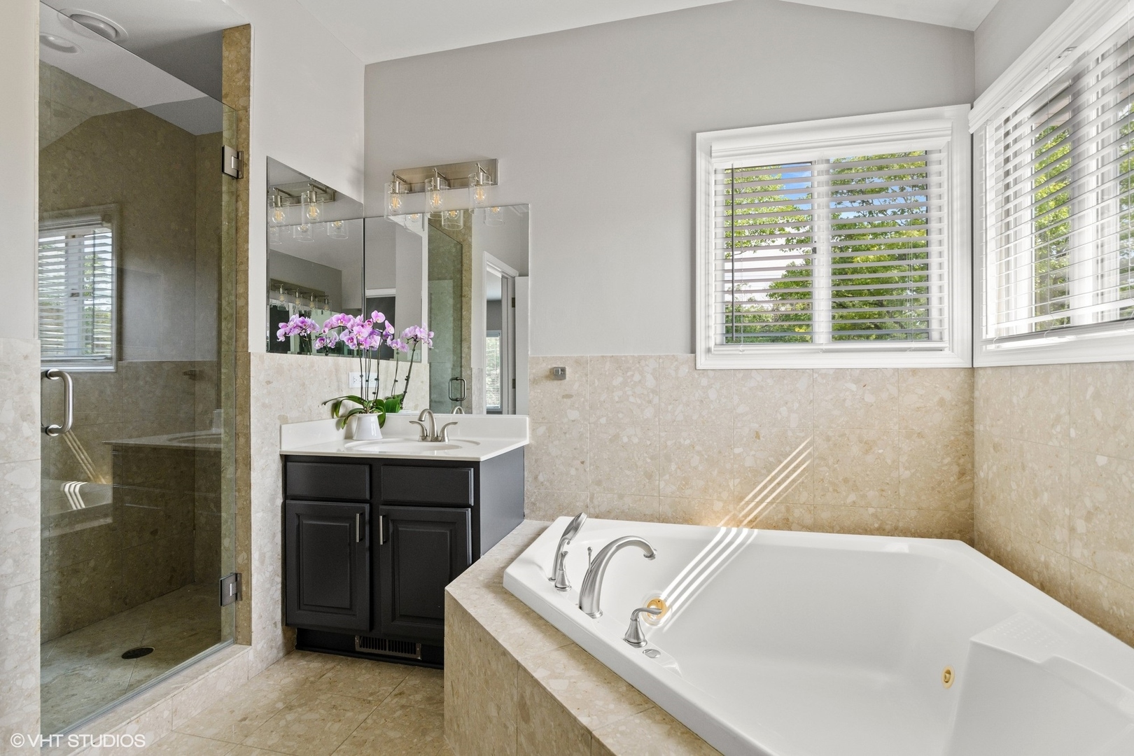 590 Old Elm Road Highland Park, IL 60035 - Photo 25 of 28 a bathroom with a tub sink and mirror