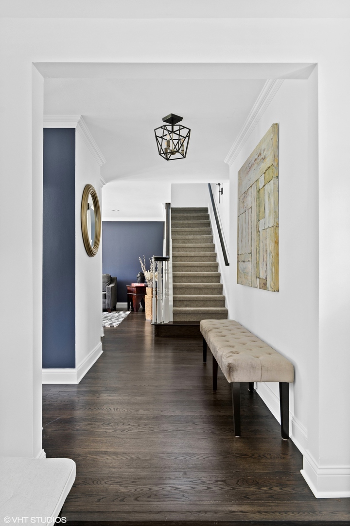 590 Old Elm Road Highland Park, IL 60035 - Photo 6 of 28 a view of a hallway with seating area