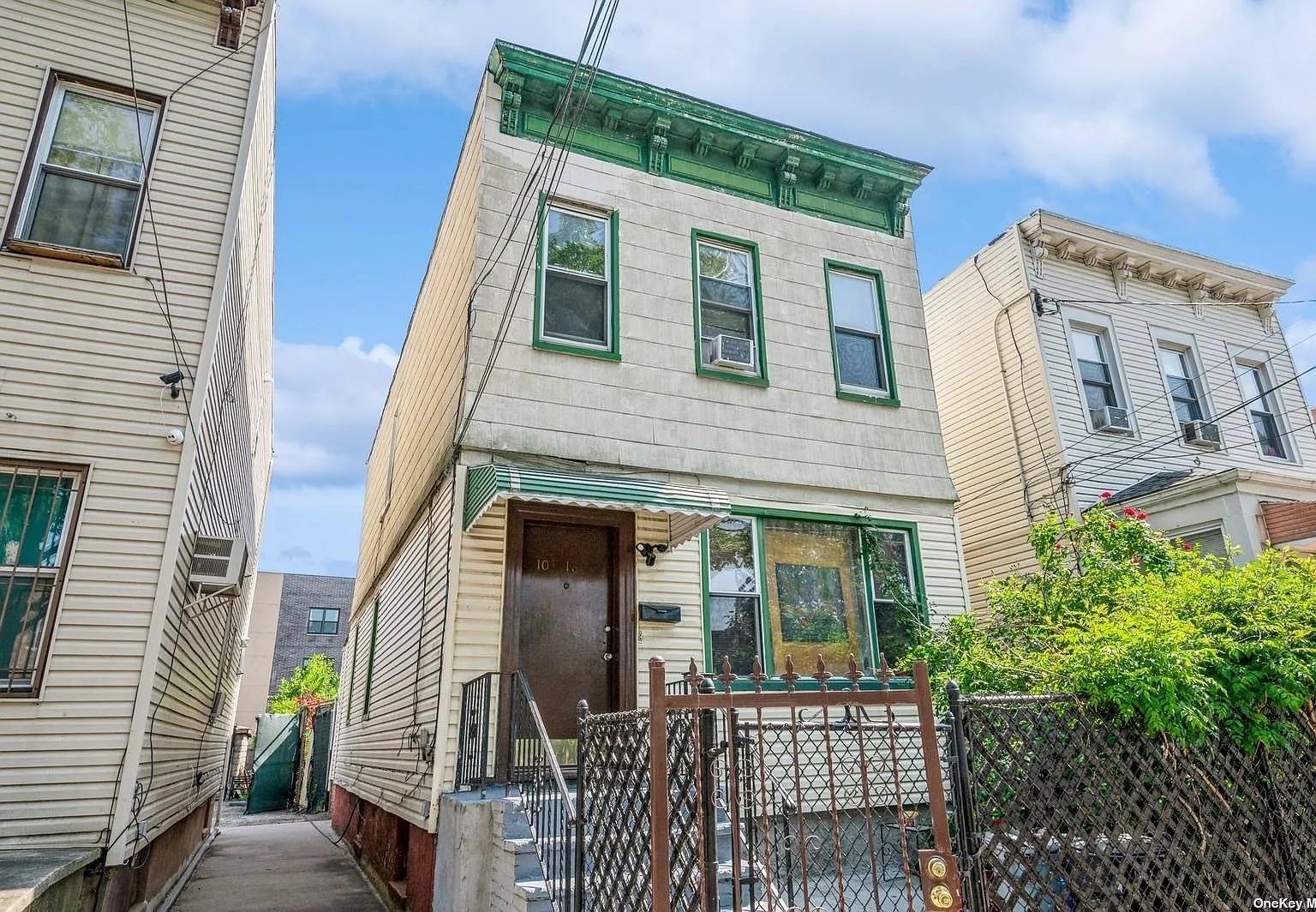 Italianate house featuring a fenced front yard