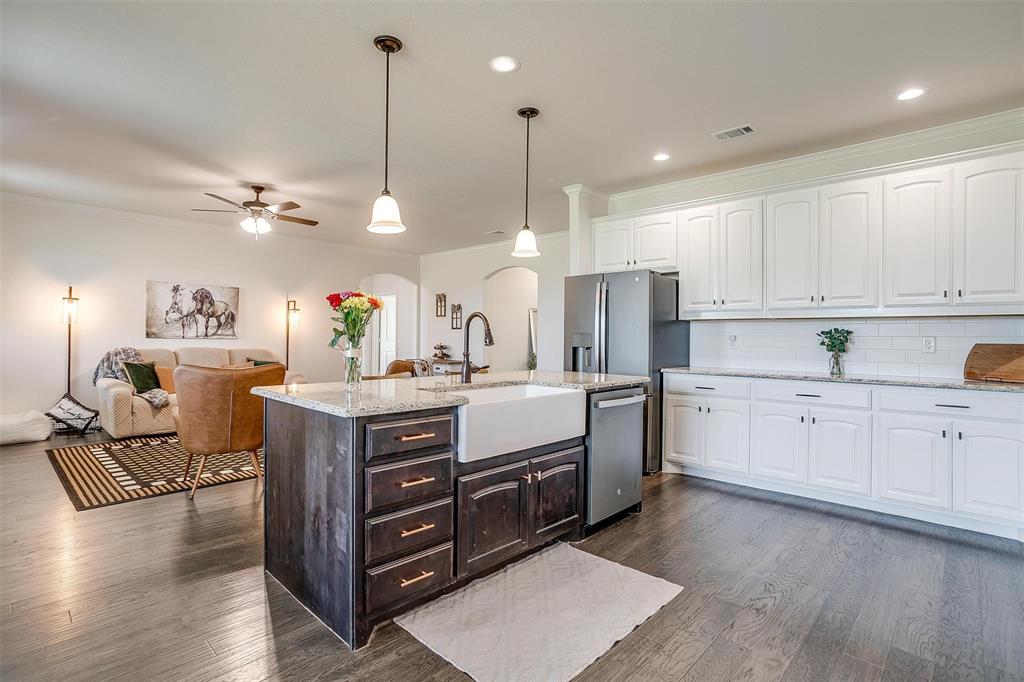 340 Sanger Drive Springtown, TX 76082 - Photo 13 of 36