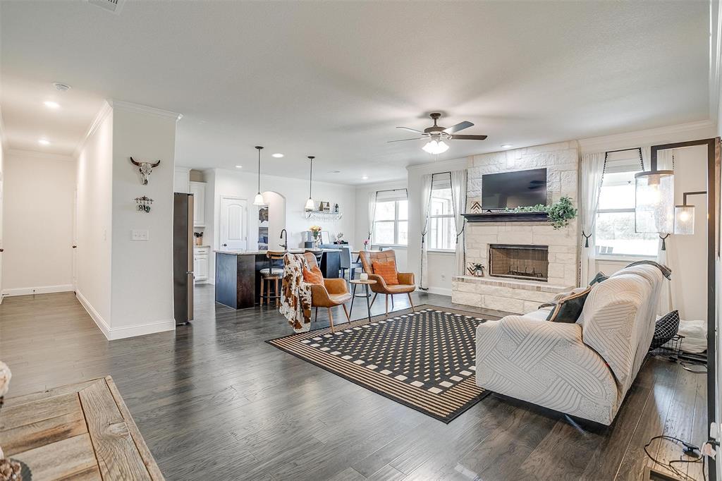 340 Sanger Drive Springtown, TX 76082 - Photo 8 of 36