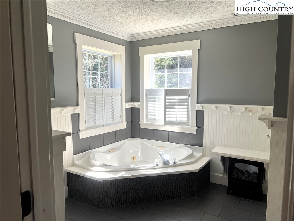 1371 West Buffalo Road West Jefferson, NC 28694 - Photo 23 of 31 a bathroom with bathtub and window