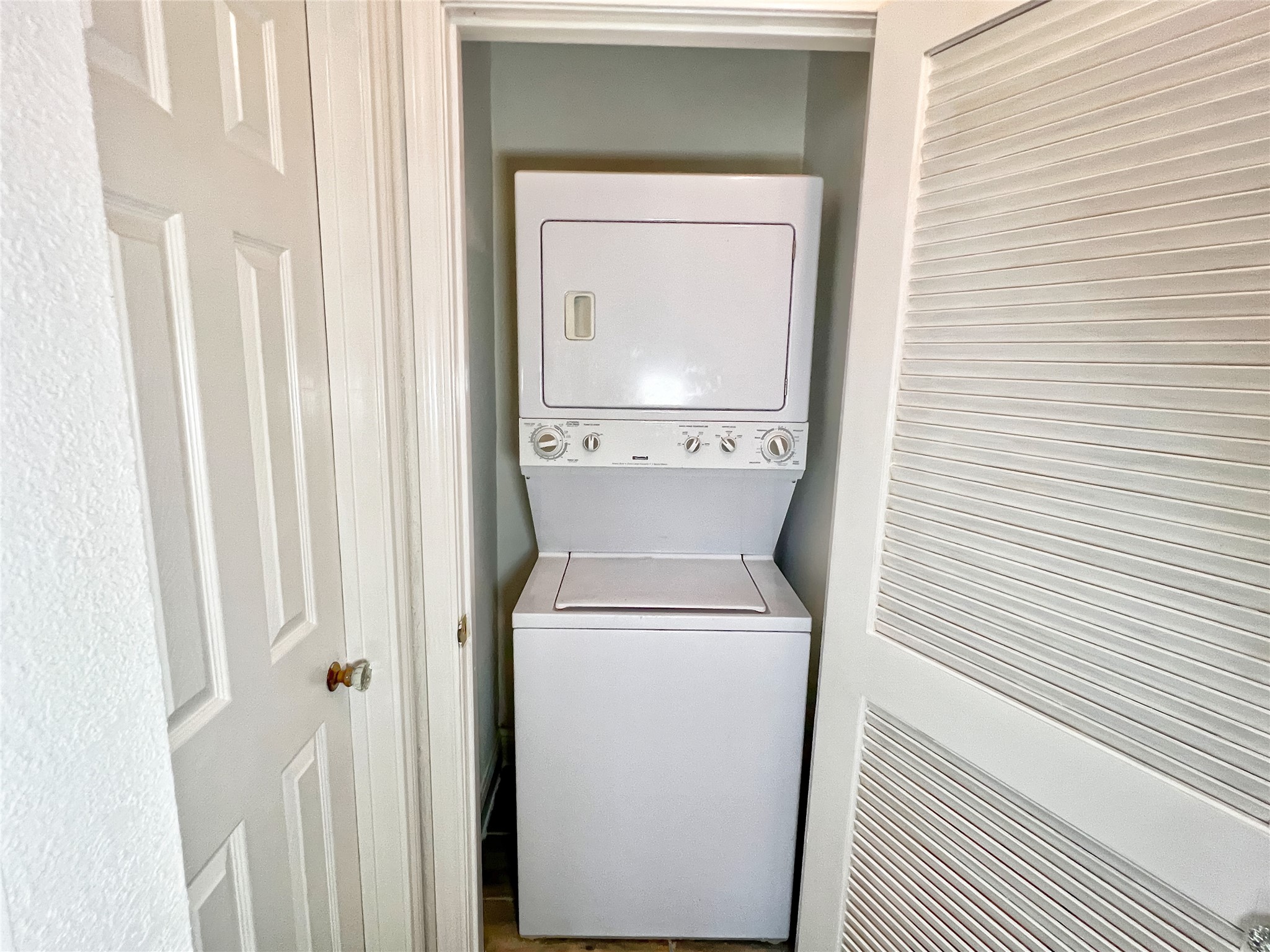 3130 Walnut Bend Lane, Unit 409 Houston, TX 77042 - Photo 12 of 30 STACKABLE W/D