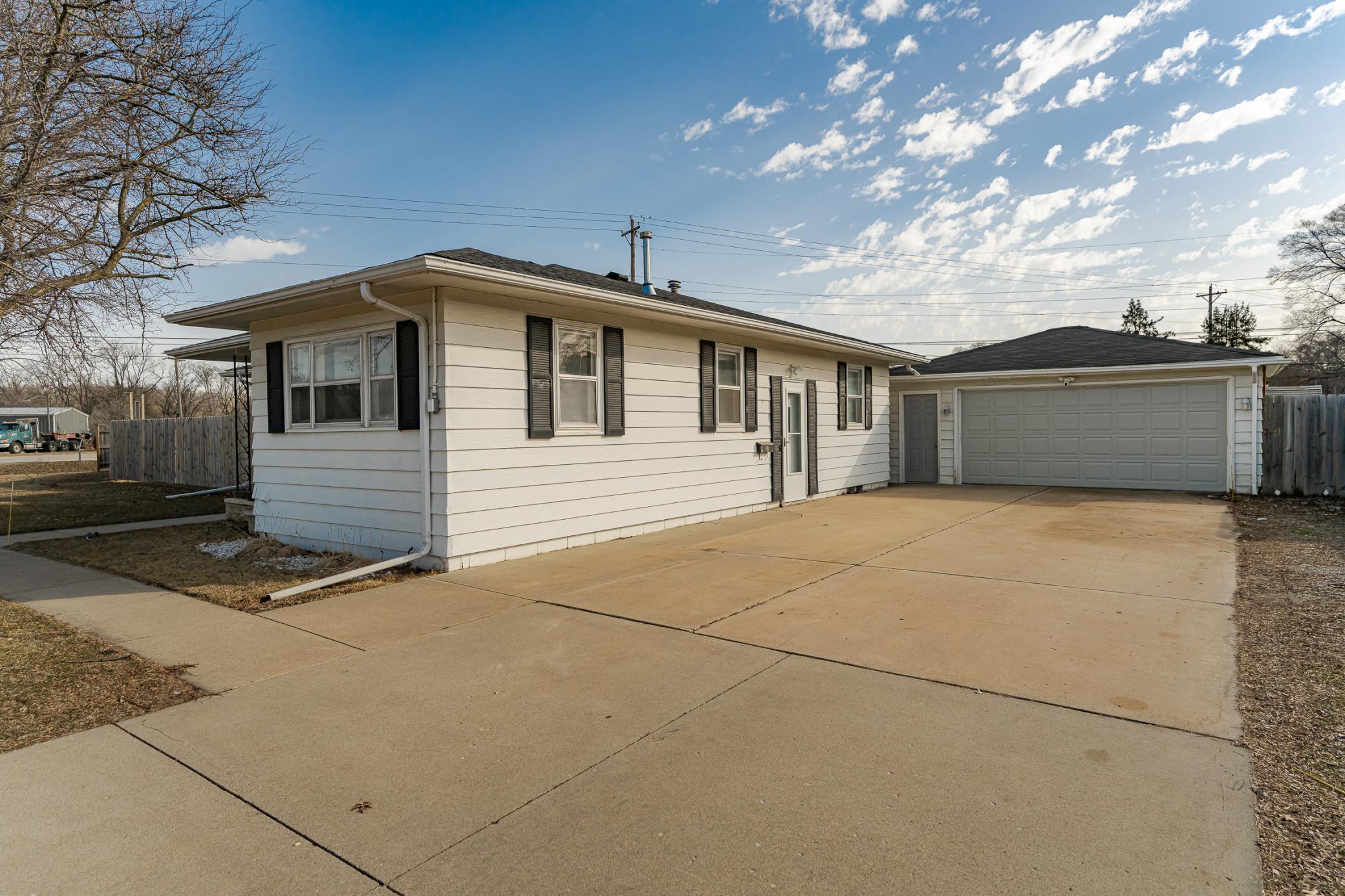 2302 Pearl Court Southeast Rochester, MN 55904 - Photo 2 of 38