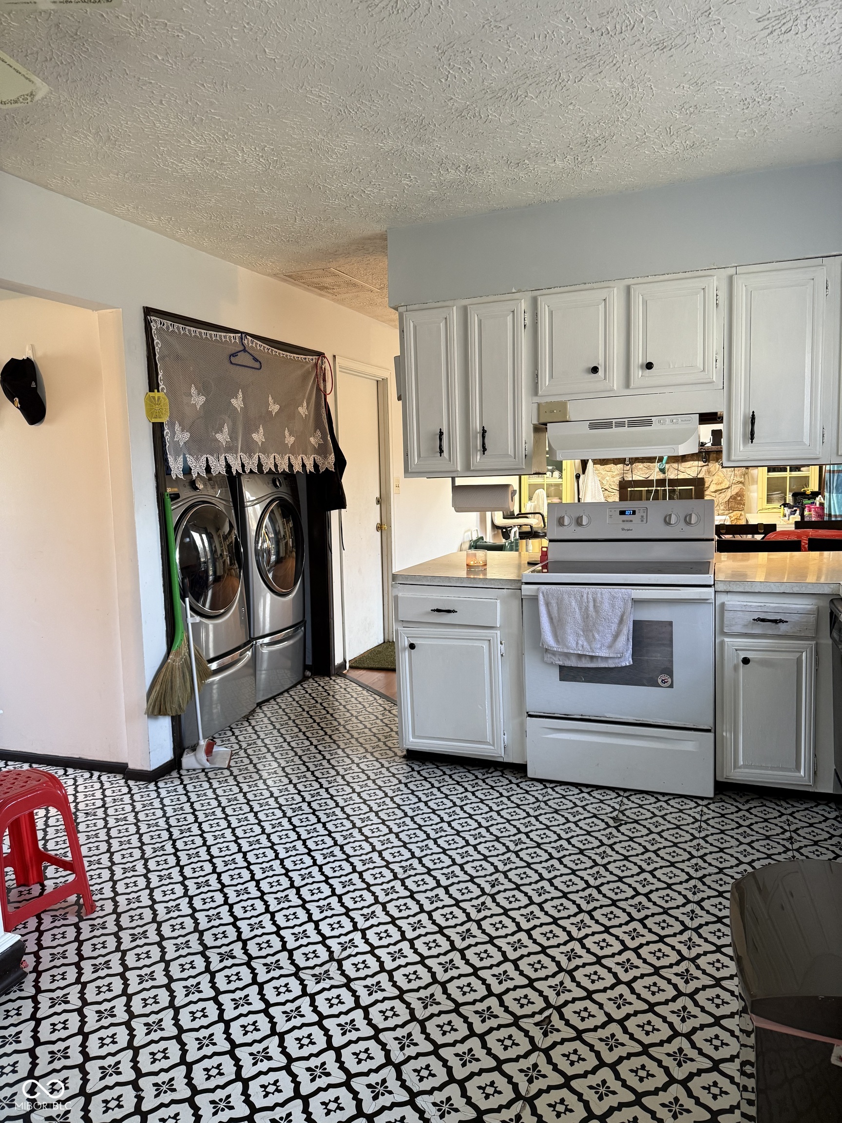 7108 Hearthstone Way Indianapolis, IN 46227 - Photo 4 of 15