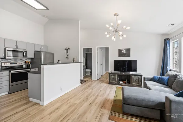 $299,900 | 2261 South Challenger Lane, Unit 201, Boise, ID 83705