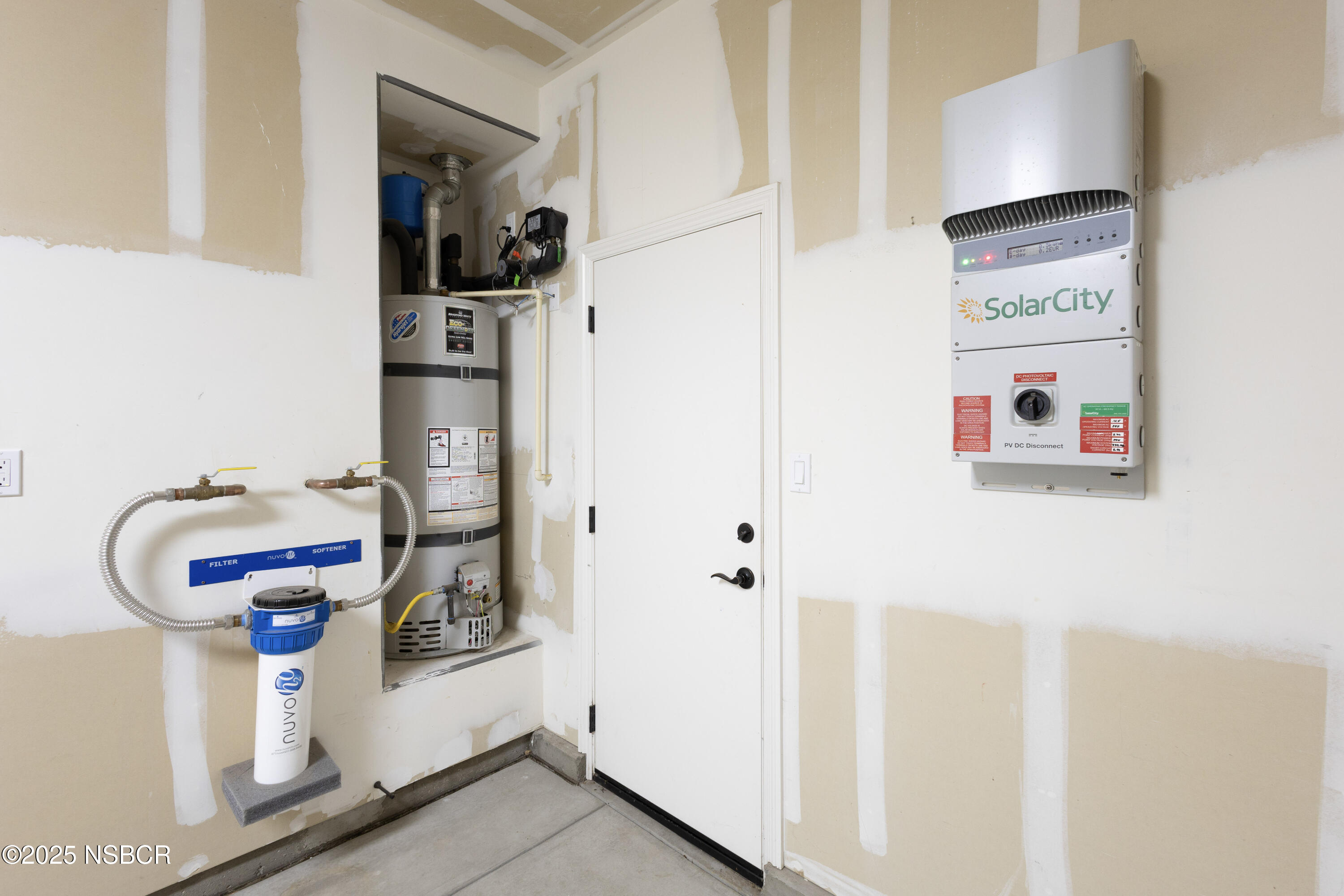 775 Mahogany Street Santa Maria, CA 93455 - Photo 27 of 34 a utility room with dryer and washer