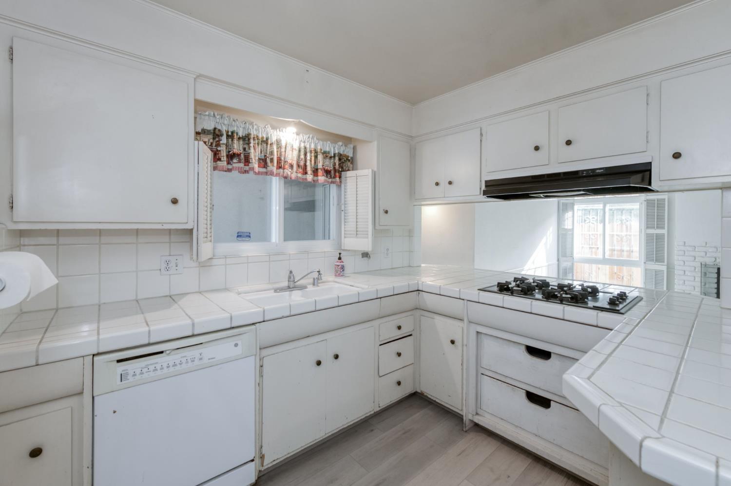 4692 North 3rd Street Fresno, CA 93726 - Photo 11 of 32