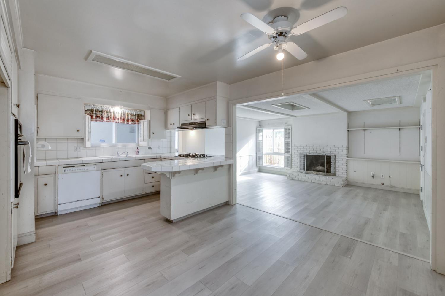 4692 North 3rd Street Fresno, CA 93726 - Photo 8 of 32