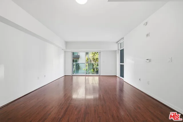 a view of yard with green space