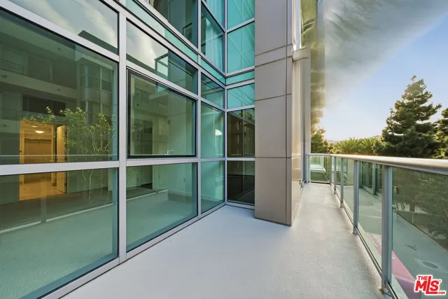 $675,000 | 13700 Marina Pointe Drive, Unit 318, Marina del Rey, CA 90292