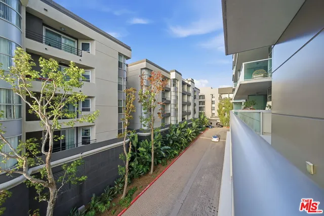 $675,000 | 13700 Marina Pointe Drive, Unit 318, Marina del Rey, CA 90292