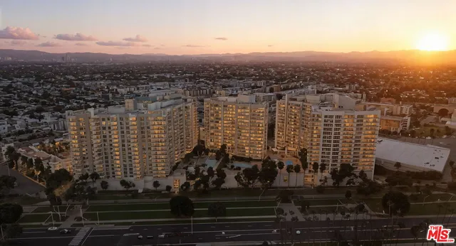 $675,000 | 13700 Marina Pointe Drive, Unit 318, Marina del Rey, CA 90292