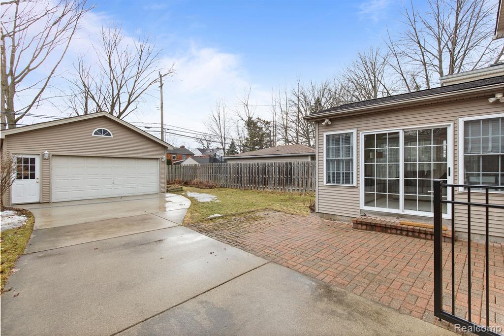 1395 Roslyn Road Grosse Pointe Woods, MI 48236 - Photo 39 of 43