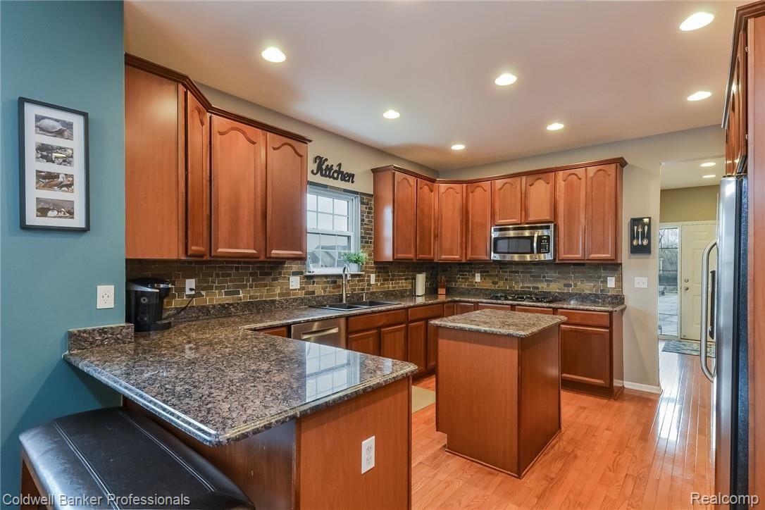 742 East Bluff Court Rochester, MI 48306 - Photo 13 of 60 012-photo-kitchen-6656008.jpg
